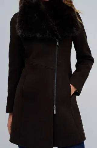 Abrigo de paño negro con cuello de pelo