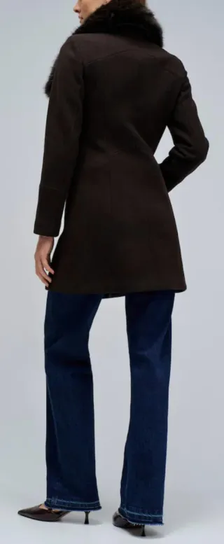 Abrigo de paño negro con cuello de pelo