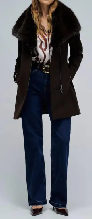 Abrigo de paño negro con cuello de pelo