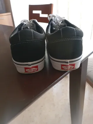 Zapatillas Vans Negras y Blancas