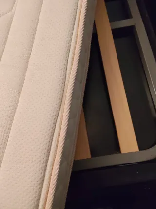 Cama y 2 Mesitas de Noche. La cama lleva 4 cajones