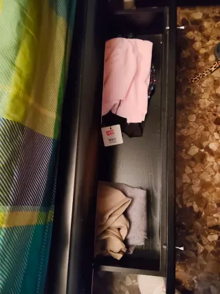 Cama y 2 Mesitas de Noche. La cama lleva 4 cajones