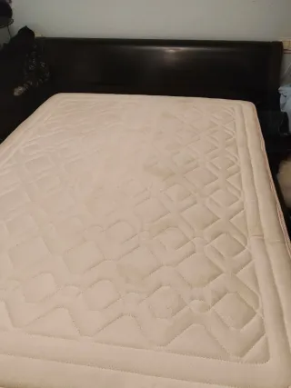 Cama y 2 Mesitas de Noche. La cama lleva 4 cajones