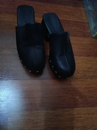 Zapatos negros de tacón con tachuelas
