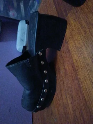 Zapatos negros de tacón con tachuelas