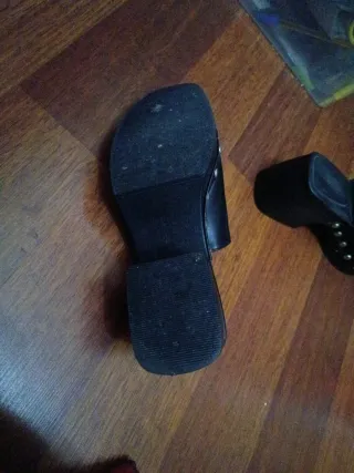 Zapatos negros de tacón con tachuelas