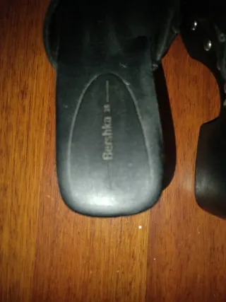 Zapatos negros de tacón con tachuelas