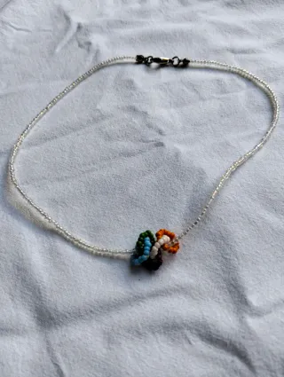 Collar de cuentas azul y dorado con corazón