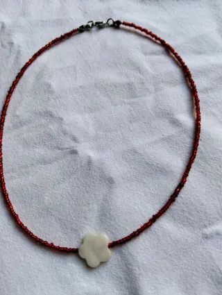 Collar de cuentas azul y dorado con corazón