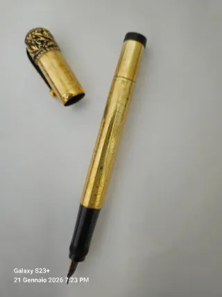 Penna stilografica dorata con cappuccio