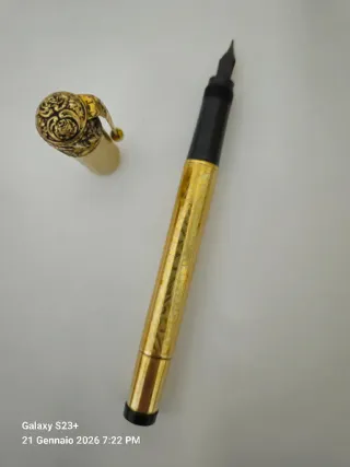 Penna stilografica dorata con cappuccio