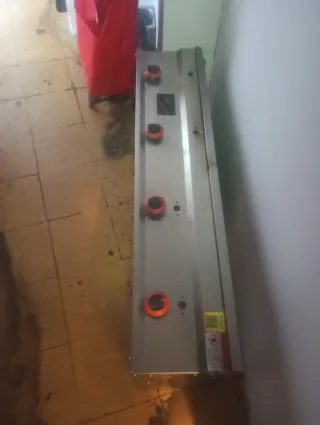 Fornello con piastra e due fuochi funziona molto bene