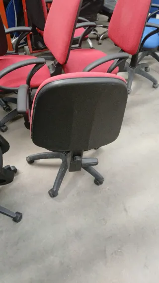 Silla de oficina ergonómica roja.