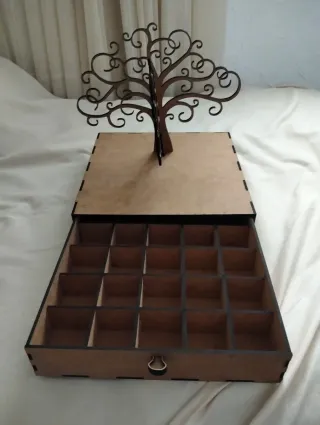 Joyero de madera con árbol decorativo