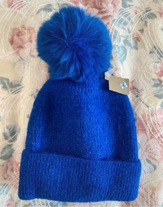 Cappello in lana blu con pompon