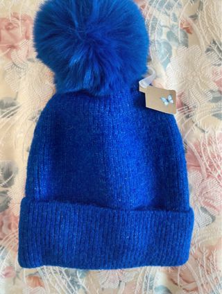 Cappello in lana blu con pompon