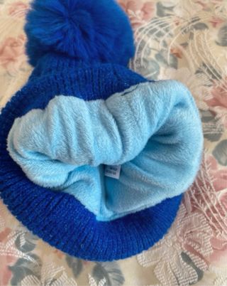 Cappello in lana blu con pompon