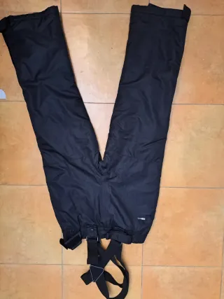 Pantalón de esquí niño negro con tirantes. Talla 8