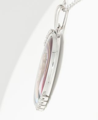 Colgante en oro blanco 18k, brillantes y porcelana