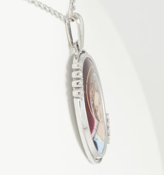 Colgante en oro blanco 18k, brillantes y porcelana