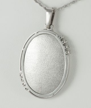 Colgante en oro blanco 18k, brillantes y porcelana