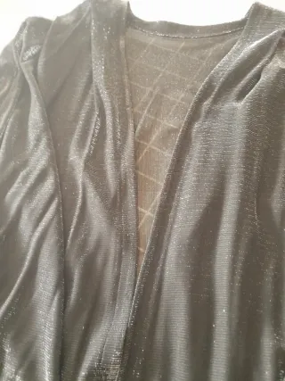 Blusón chaqueta negro brillante con manga ancha