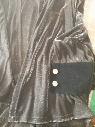 Blusón chaqueta negro brillante con manga ancha