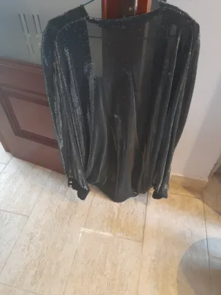 Blusón chaqueta negro brillante con manga ancha