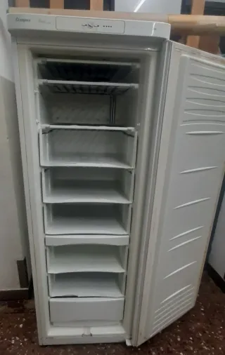 Congelador vertical blanco