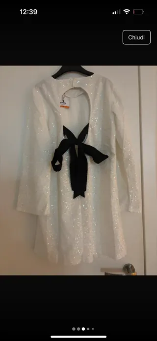 Abito corto bianco con paillettes