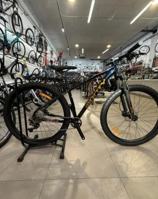 Bicicleta de montaña Monty KX11 en su caja