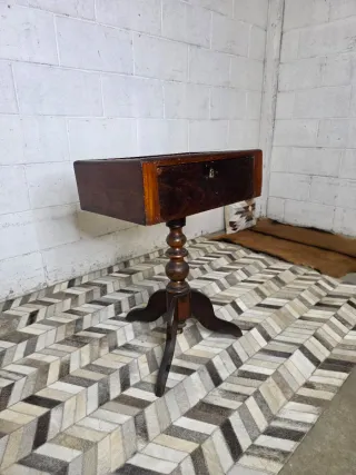 Mesita auxiliar antigua estilo Louis Philippe