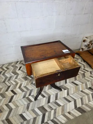 Mesita auxiliar antigua estilo Louis Philippe