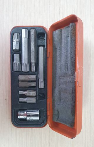 Carro de herramientas azul con ruedas