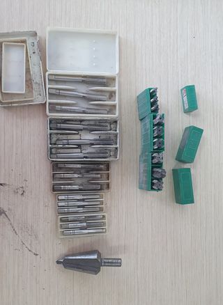 Carro de herramientas azul con ruedas