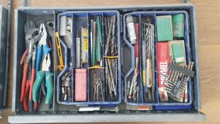 Carro de herramientas azul con ruedas