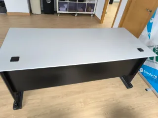 Mesa de oficina gris y negra