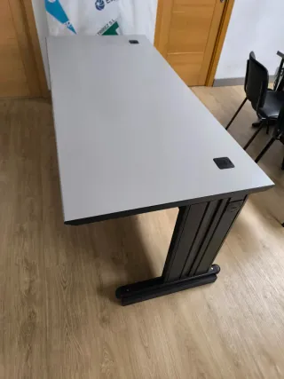 Mesa de oficina gris y negra