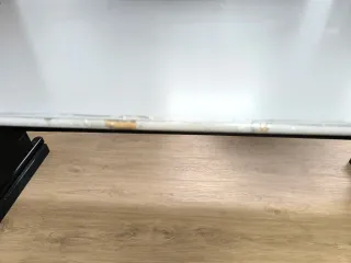 Mesa de oficina gris y negra