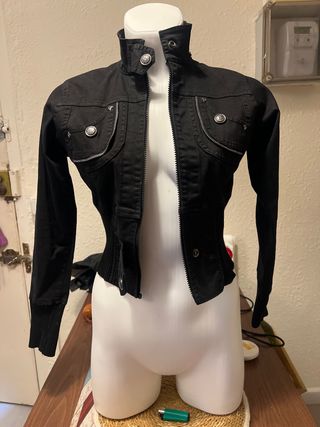 Chaqueta negra estilo militar