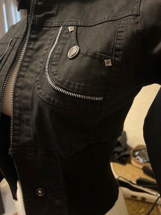 Chaqueta negra estilo militar