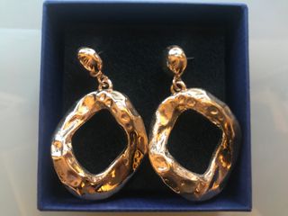 Pendientes dorados con diseño orgánico