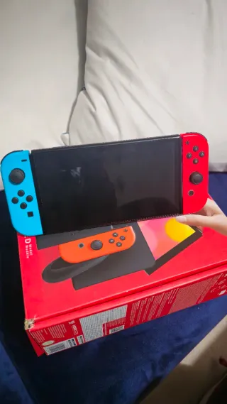 Nintendo Switch OLED Blu e Arancione