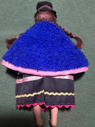 Bambola in porcellana con vestito tradizionale