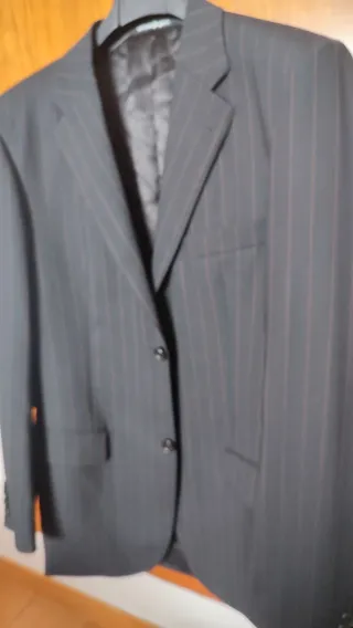 Traje de hombre negro con raya discreta en marrón.