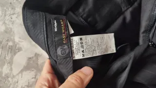 Traje de hombre negro con raya discreta en marrón.