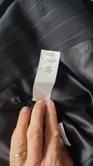 Traje de hombre negro con raya discreta en marrón.