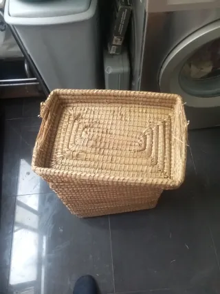 Cesto para la colada de mimbre