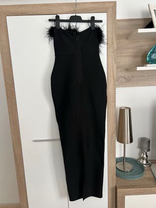Vestido midi negro con plumas