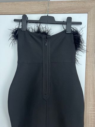 Vestido midi negro con plumas